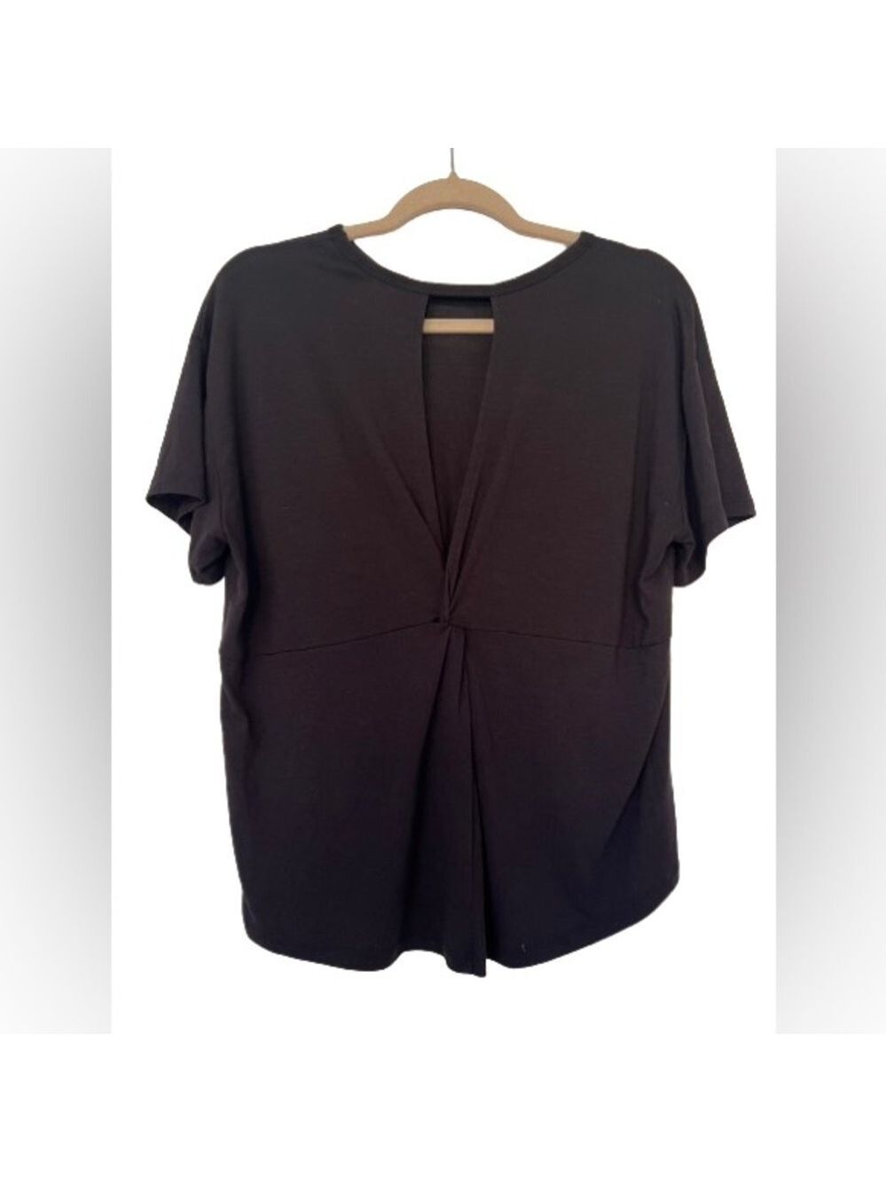 Womens Athleta Workout Tee With Open Back and Twist  Detailing. Size S
